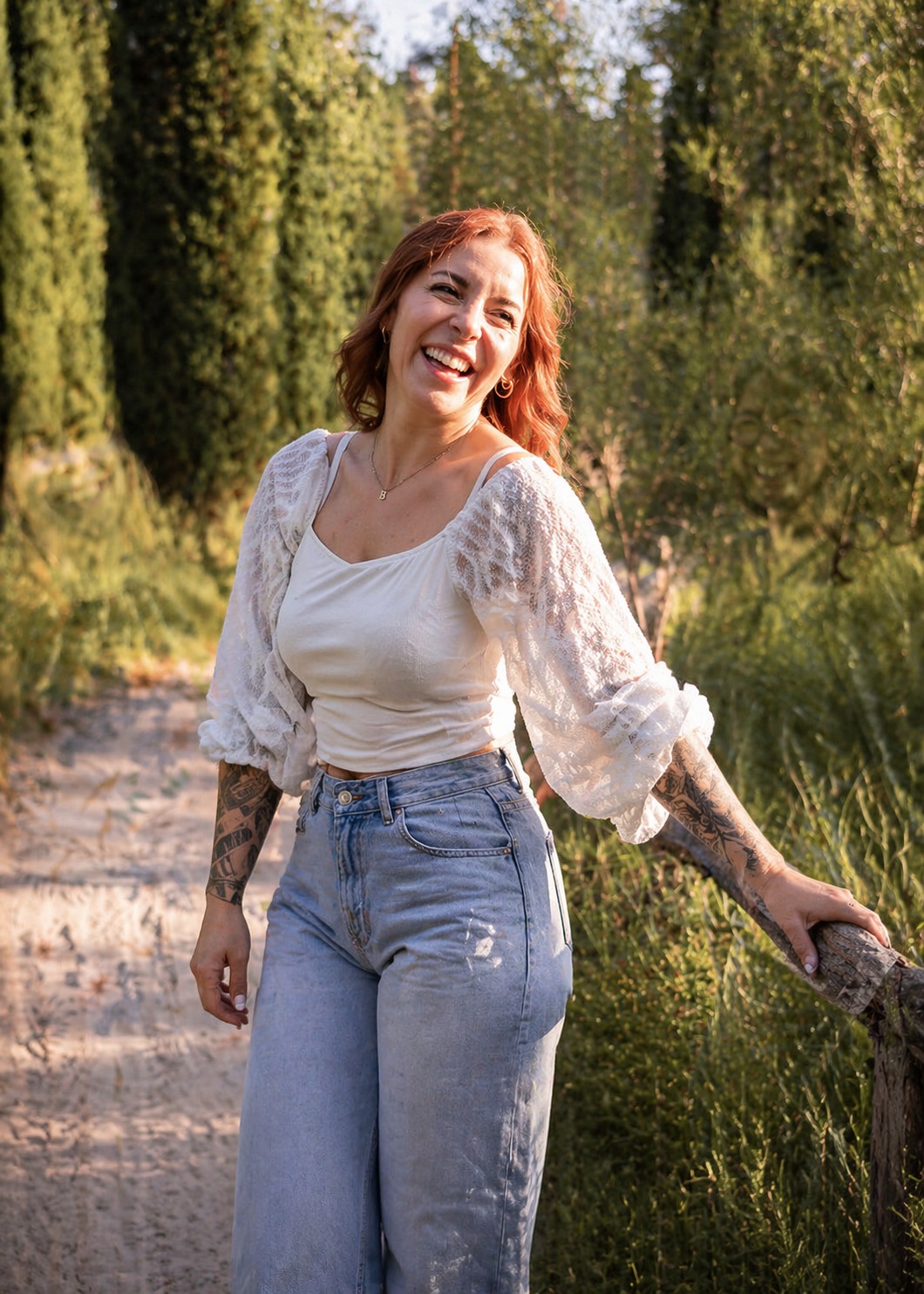 Bianca Braun lachend auf einem Waldweg